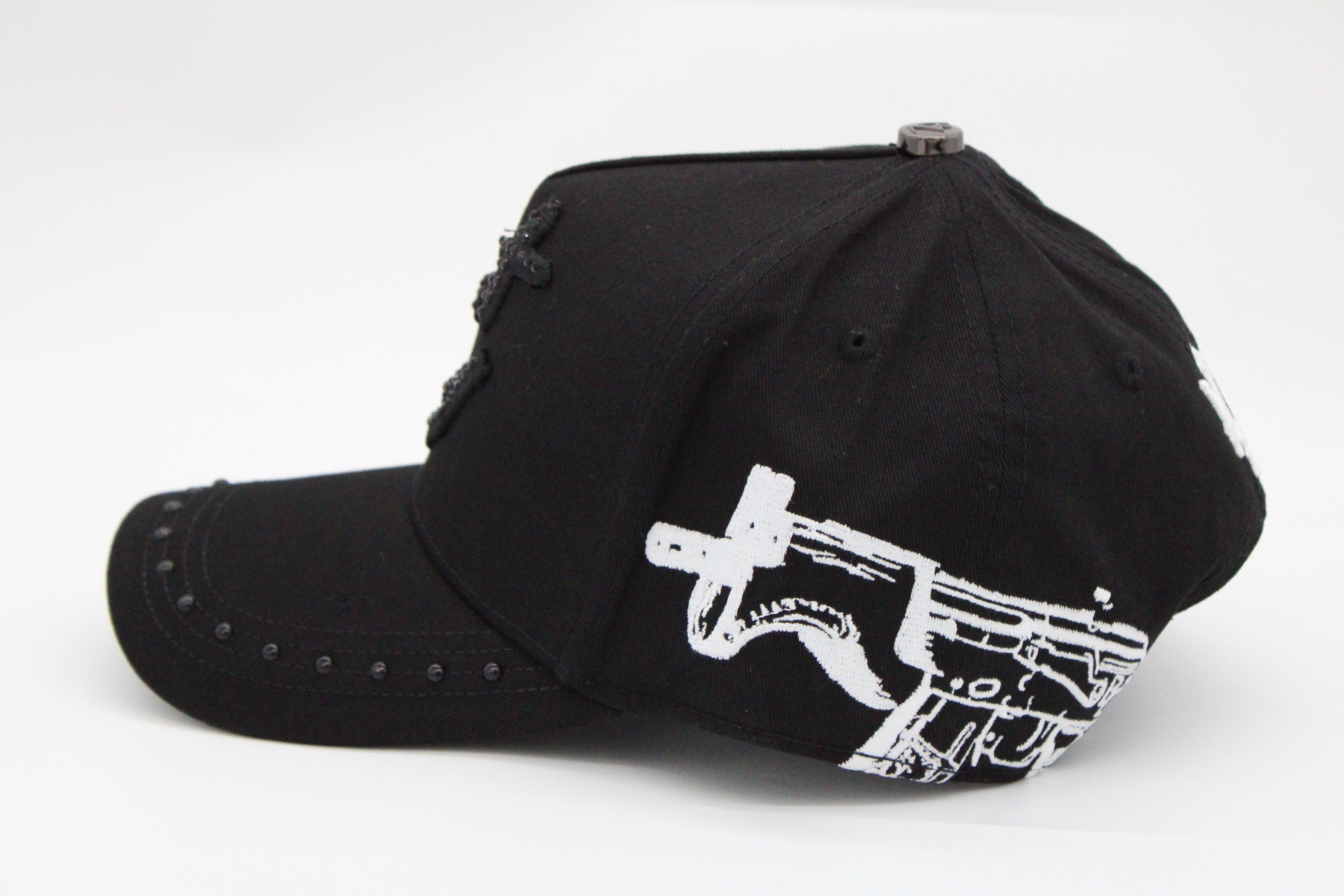 Gorra Baez "Rico o Muerto x Víctor Mendivil"