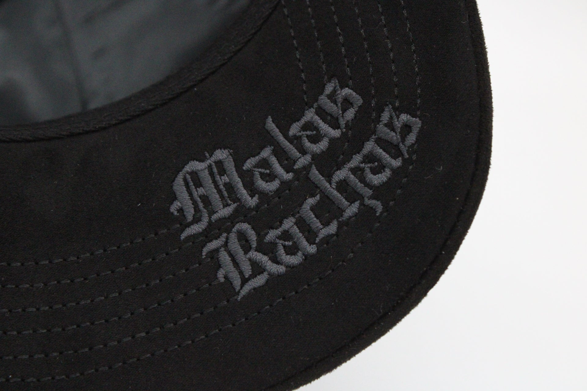 Gorra Toto Hats "Mala-Buena Racha Negra. x Tony Aguirre"