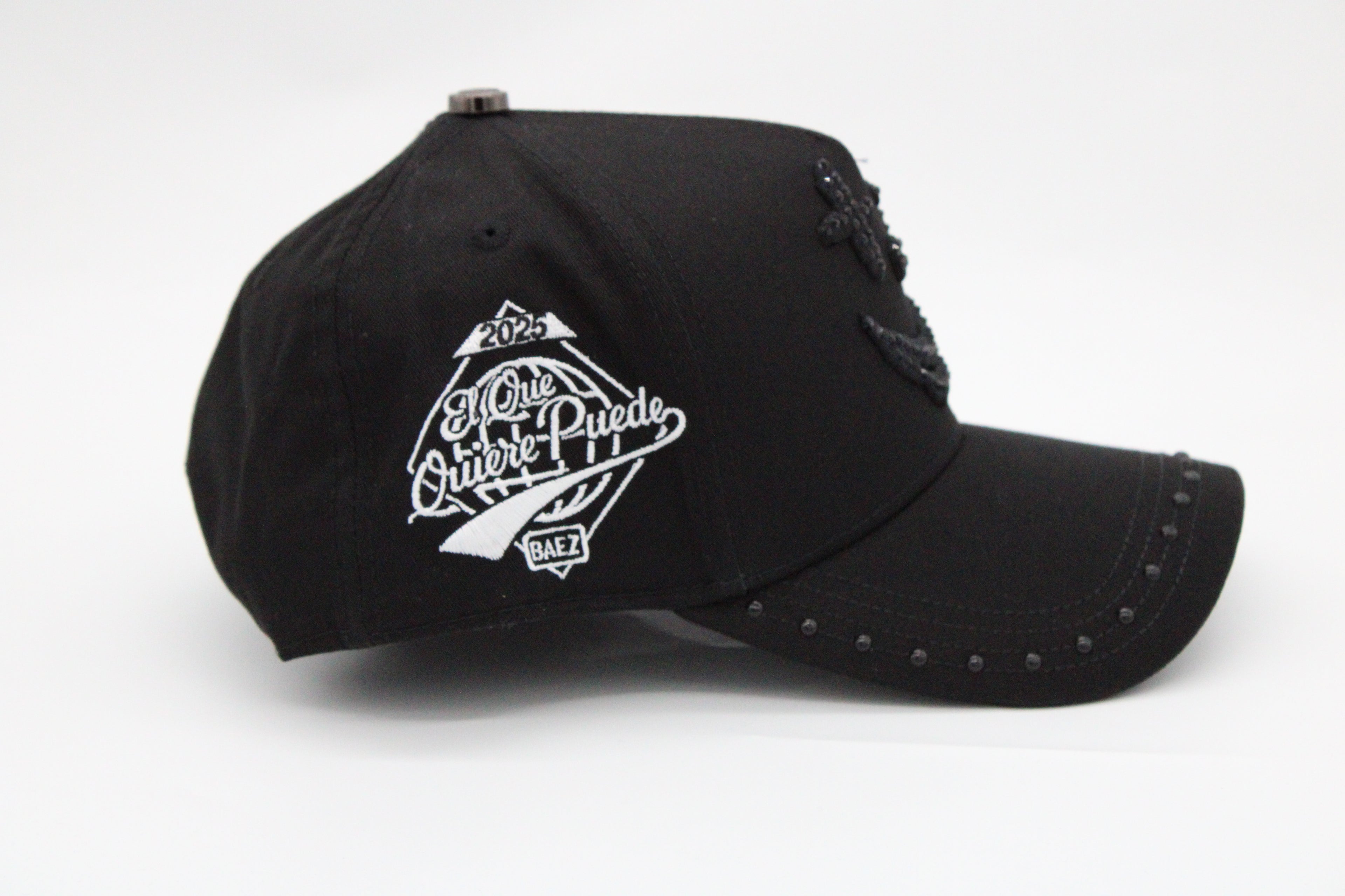 Gorra Baez "Rico o Muerto x Víctor Mendivil"