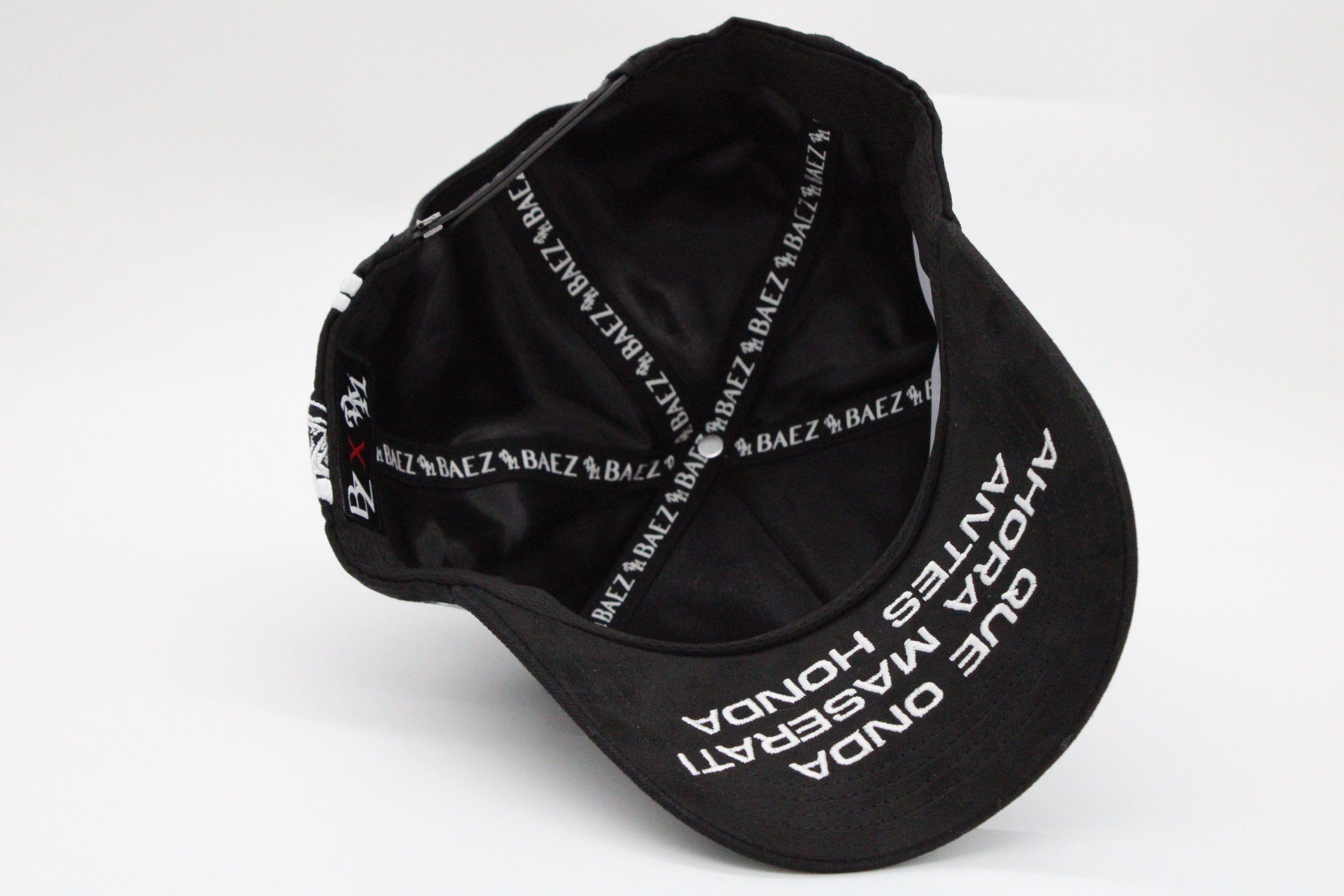 Gorra Baez "Rico o Muerto x Víctor Mendivil"